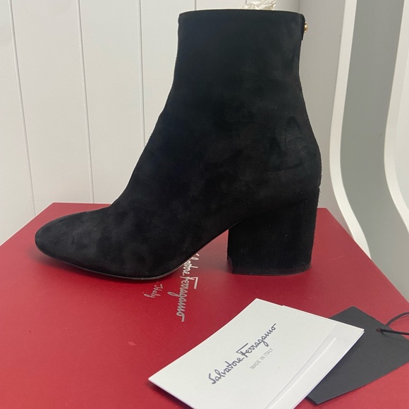 RARE Salvatore Ferragamo Pisa 70 Black Suede Booties, Size 5.5 - Picture 5 of 16